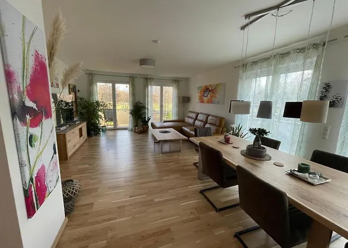 Helle Mit Balkon 120qm, 4zimmer 아파트