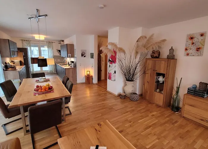 Helle Mit Balkon 120qm, 4zimmer 아파트